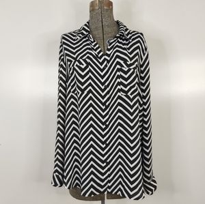 Relativity black & white chevron print flowy long sleeve button down blouse